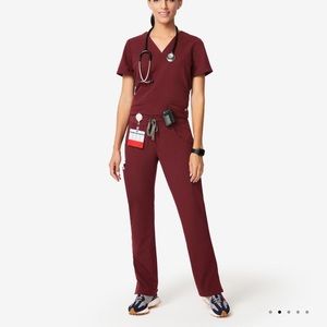 FIGS SCRUB TOP 3 POCKET